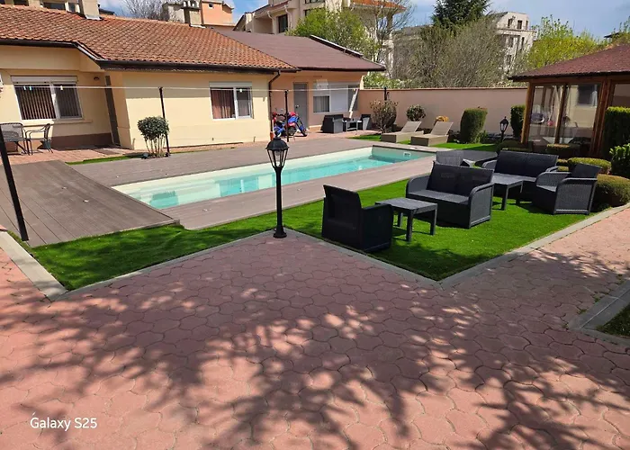 Хотел Family Kedara