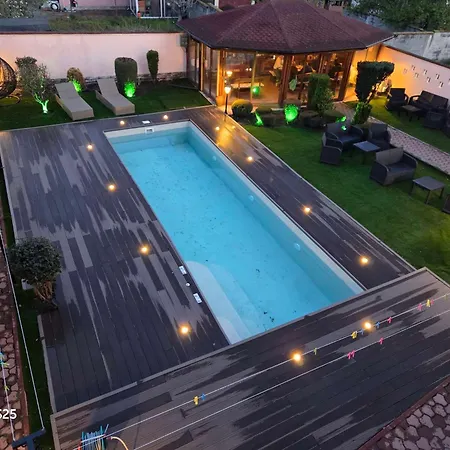 Family Kedara فندق